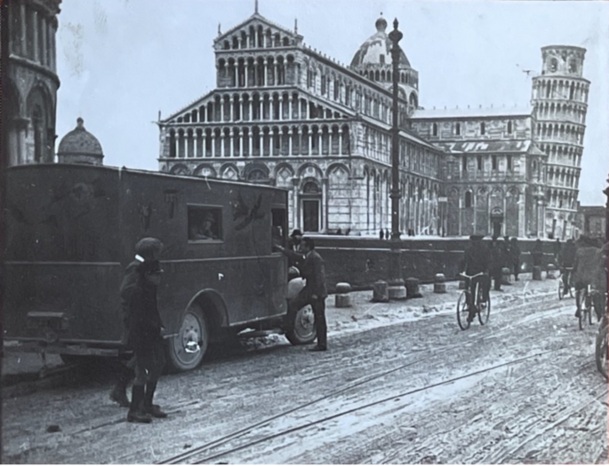 La roulotte devant la Tour de Pise .
