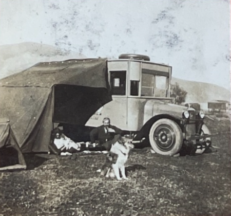 La roulotte en mode bivouac à Tipaza en Algérie.