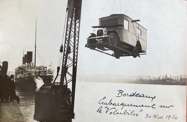 Embarquement de la roulotte à Bordeaux.